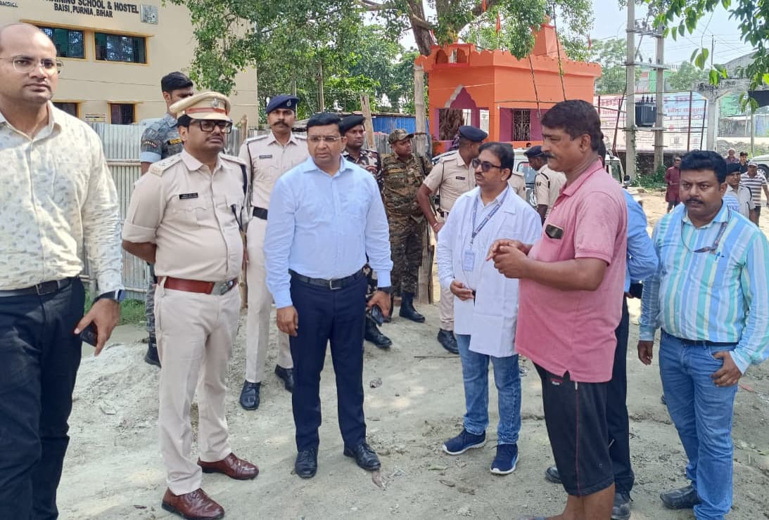 नदियों के बढ़ते जलस्तर की निगरानी व कटाव स्थलों को करें चिह्नित : डीएम