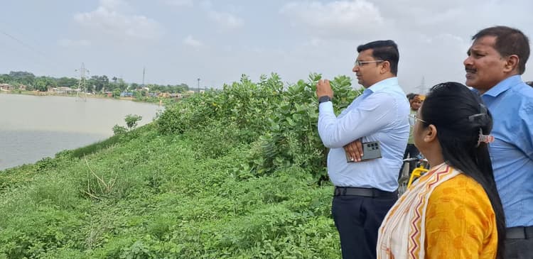 डीएम ने बायसी प्रखंड के नदियों व तटबंधों का किया स्थल निरीक्षण, कहा- गाइड बांध के कटाव का जल्द करें मरम्मत