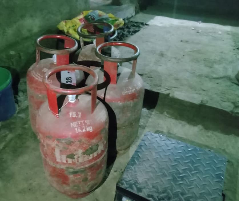 सिलेंडर में तीन किलो गैस रहने पर हंगामा, बीएसओ बाेले- होगी जांच