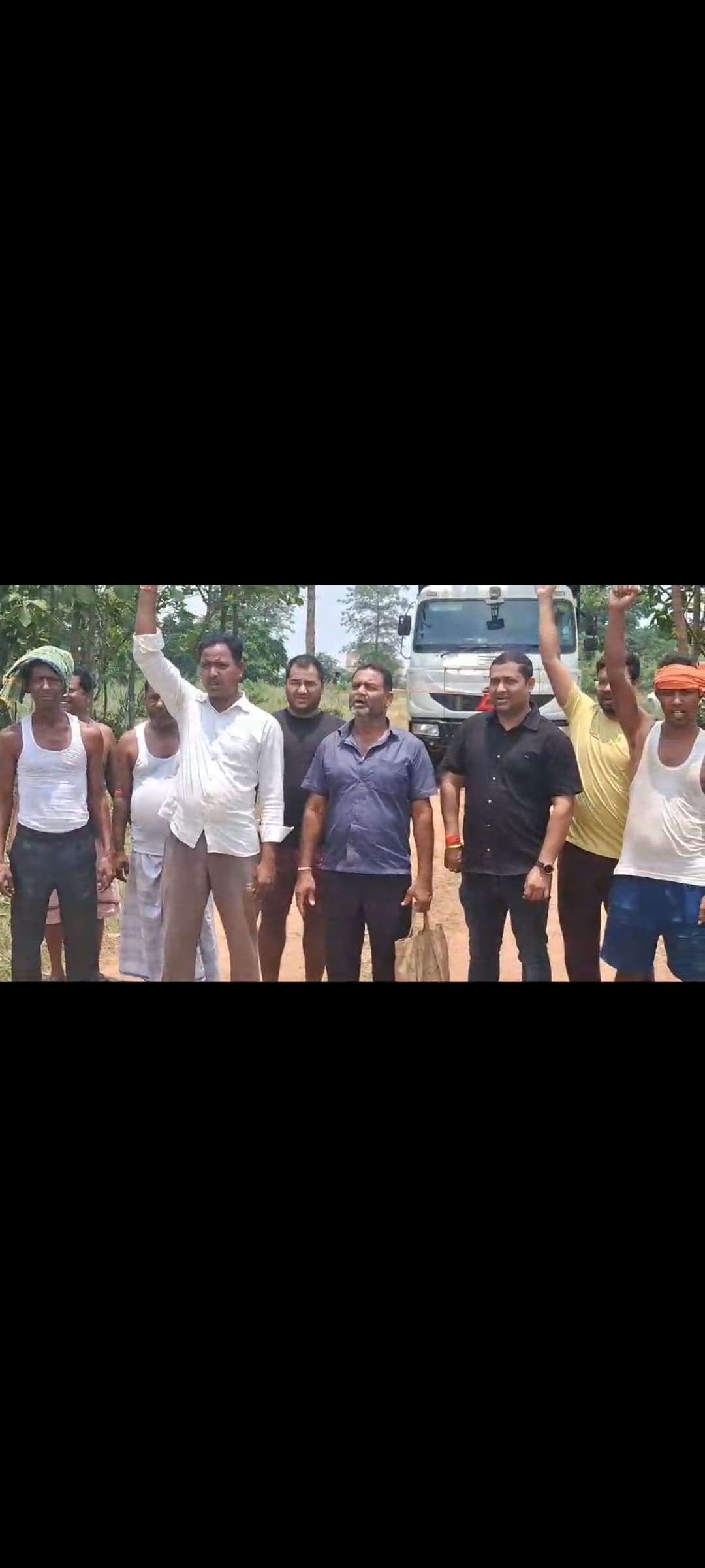 चैता गांव के रैयतों ने रेलवे फ्लाईओवर निर्माण की ट्रांसपोर्टिंग रोकी