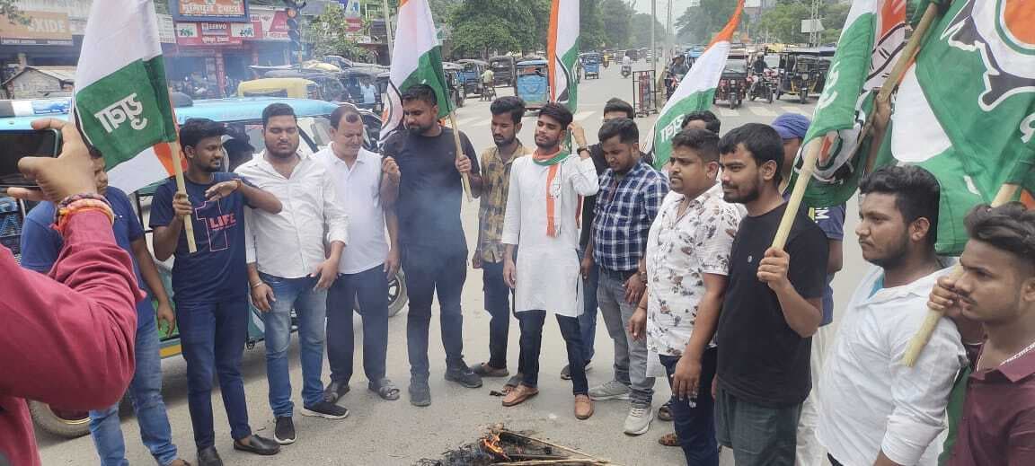 कांग्रेस कार्यकर्ताओं ने किया प्रदर्शन, फूंका पुतला