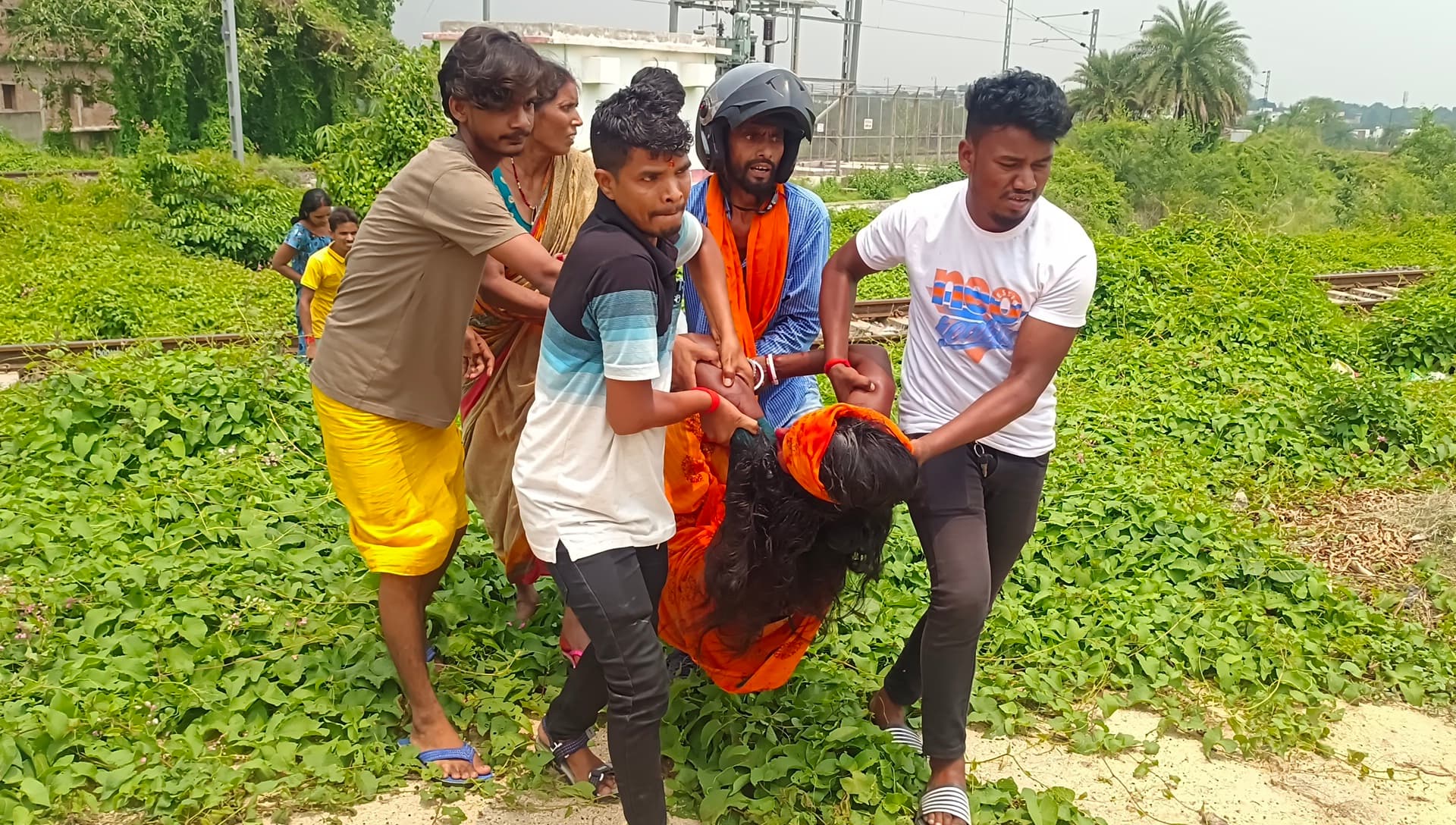 घरेलू विवाद के बाद दो बेटियों के साथ ट्रेन के आगे कूदी महिला, बाल-बाल बचीं