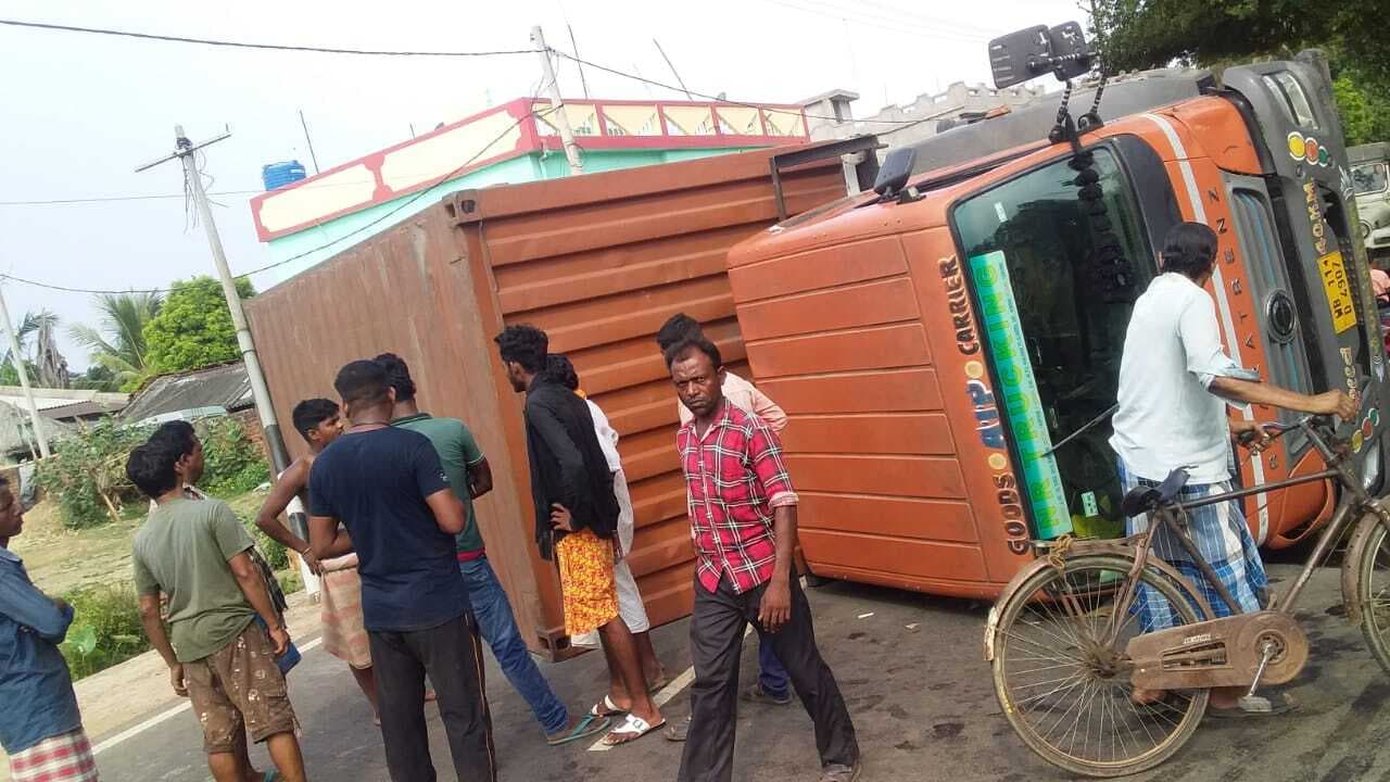अनियंत्रित होकर बीच सड़क में कंटेनर पलटा, जाम