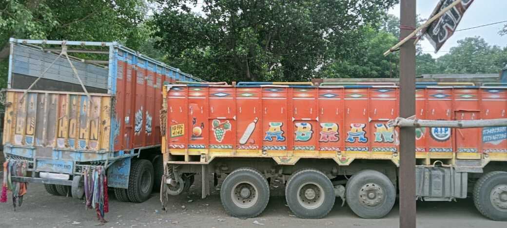 बिना परमिट चल रहे चार वाहन जब्त