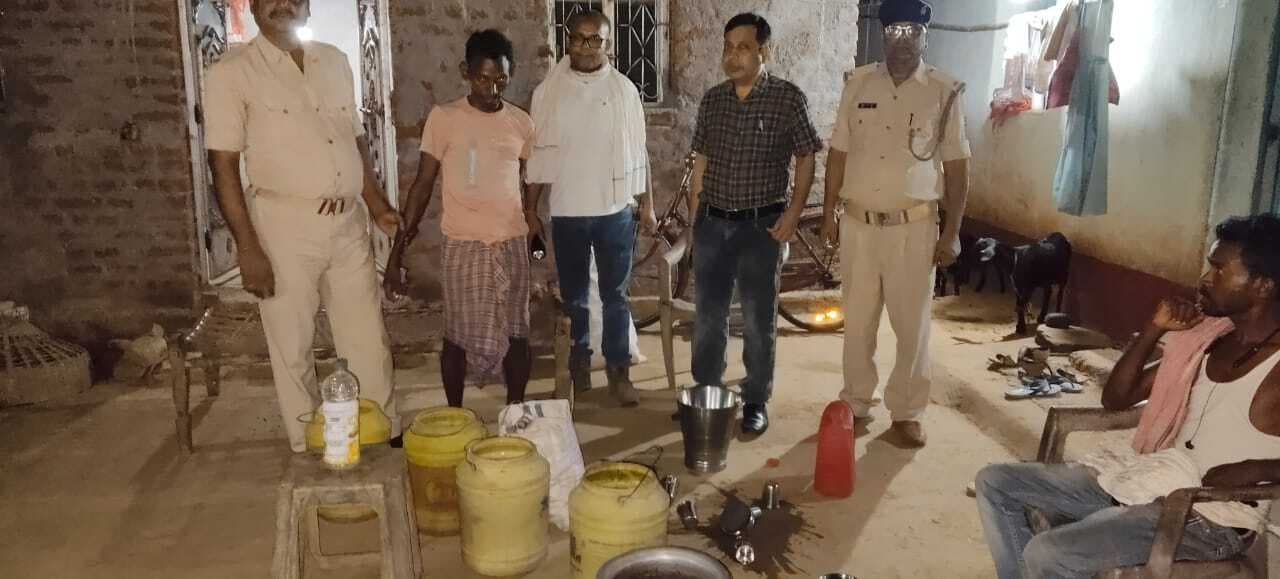 सतसाल गांव में 20 किलो जावा महुआ किया नष्ट, एक व्यक्ति गिरफ्तार