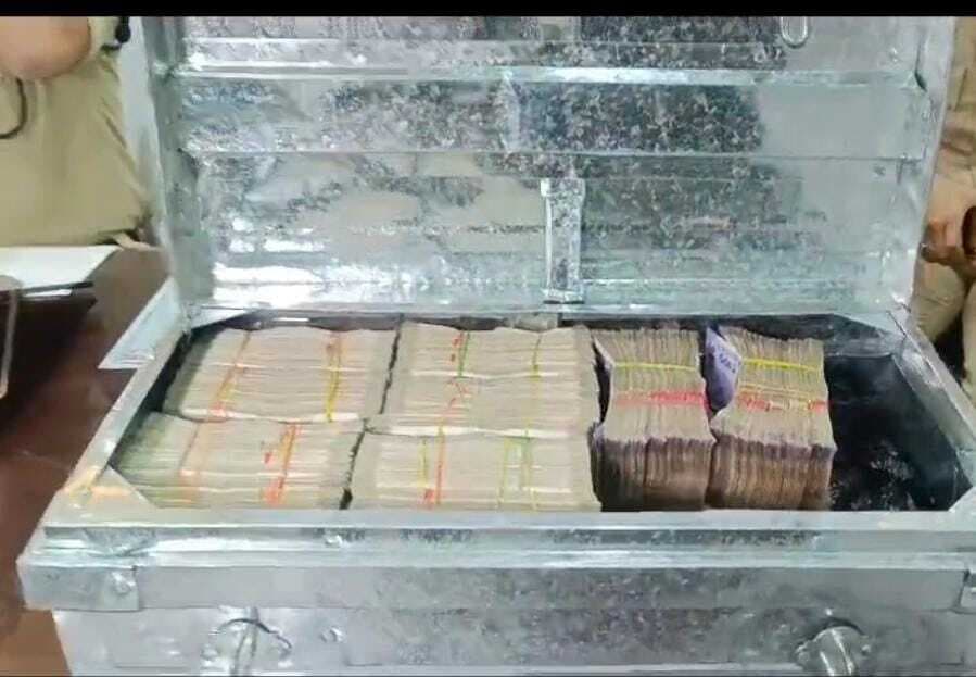 47 लाख रूपये बरामदगी के मामले में की जांच कर रही आयकर विभाग की टीम