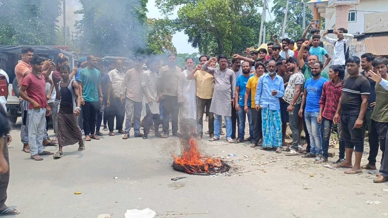 बिजली की आंख मिचौनी से नाराज ग्रामीणों ने इस्लामपुर ठाकुरगंज मार्ग पर आवागमन किया बाधित