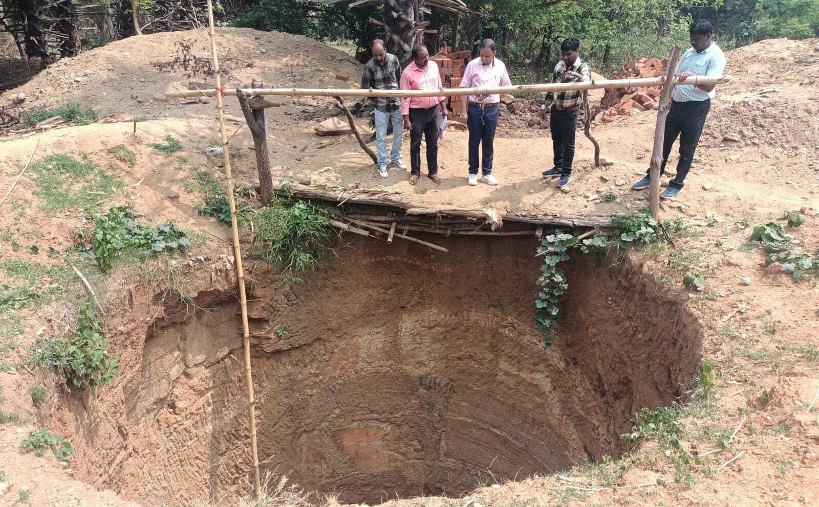 बिरसा सिंचाई कूप में योजनागत बोर्ड नहीं पाये जाने पर संबंधित कर्मियों पर लगाया जुर्माना