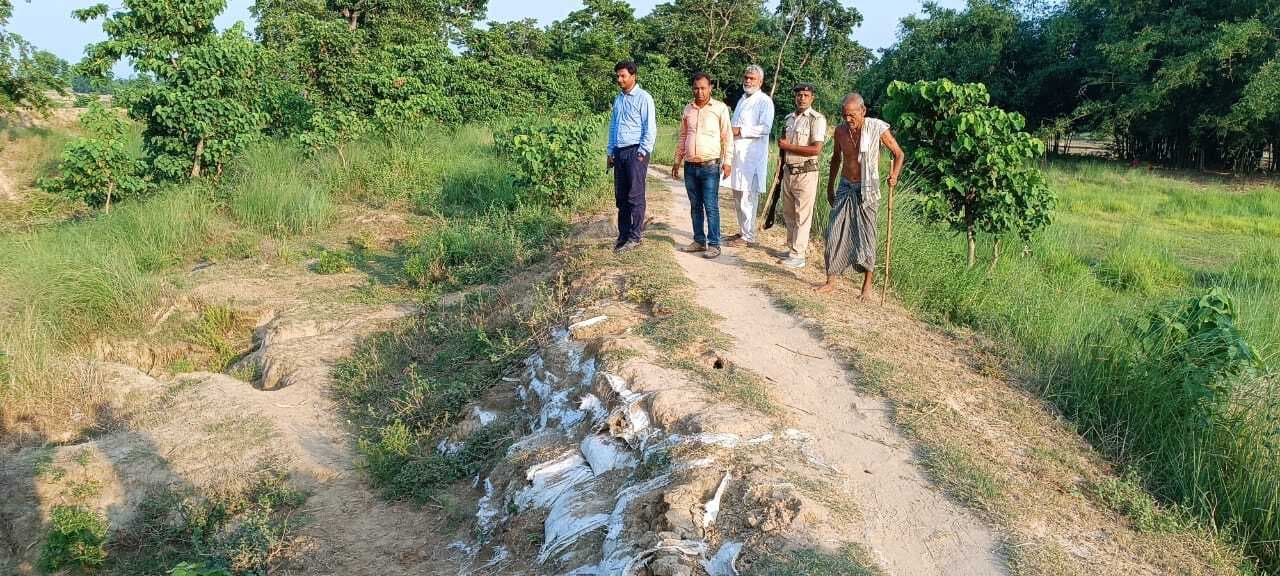 बंजरिया में नौ से अधिक स्थानों पर तटबंध क्षतिग्रस्त