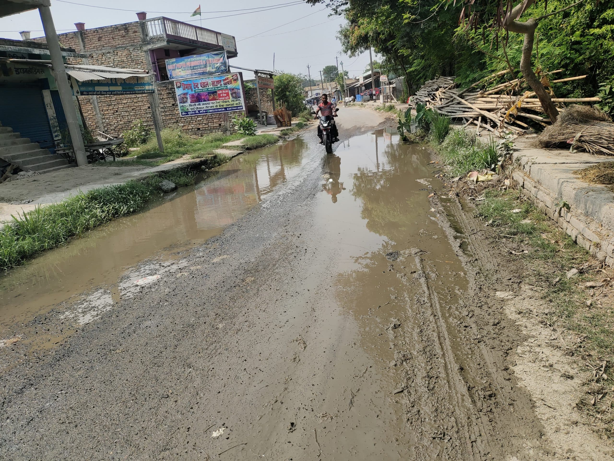 हीट वेव में भी खोकसाहा बाजार को नहीं मिली जल जमाव से निजात