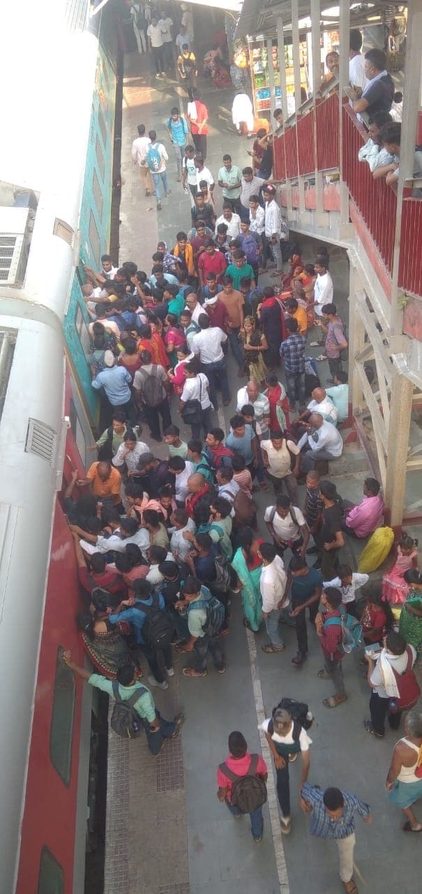 पवन से उतरे वैशाली पर परीक्षार्थियों ने जमाया कब्जा