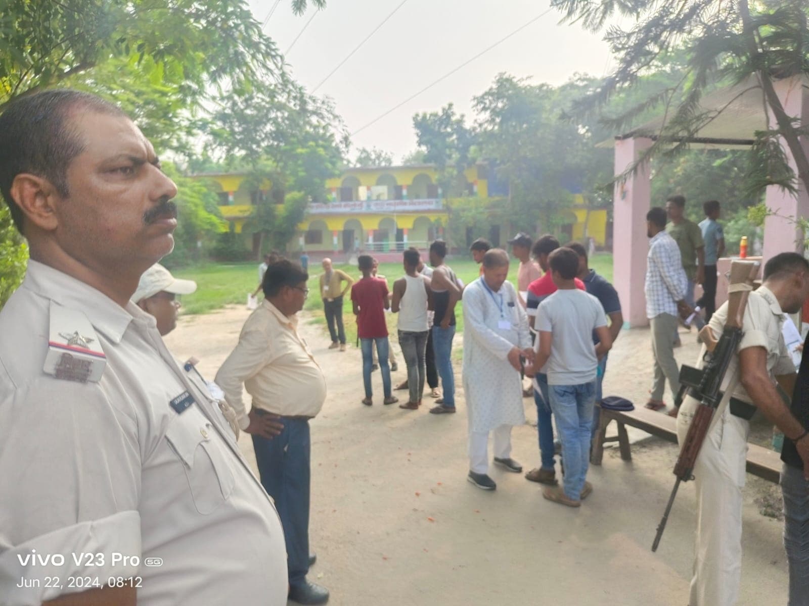 परीक्षार्थियों की जांच के बाद दी गयी केंद्र के अंदर इंट्री