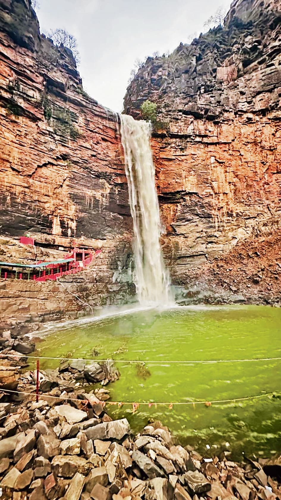 जलप्रपात की पहली धारा ने बिखेरी प्राकृतिक सुंदरता