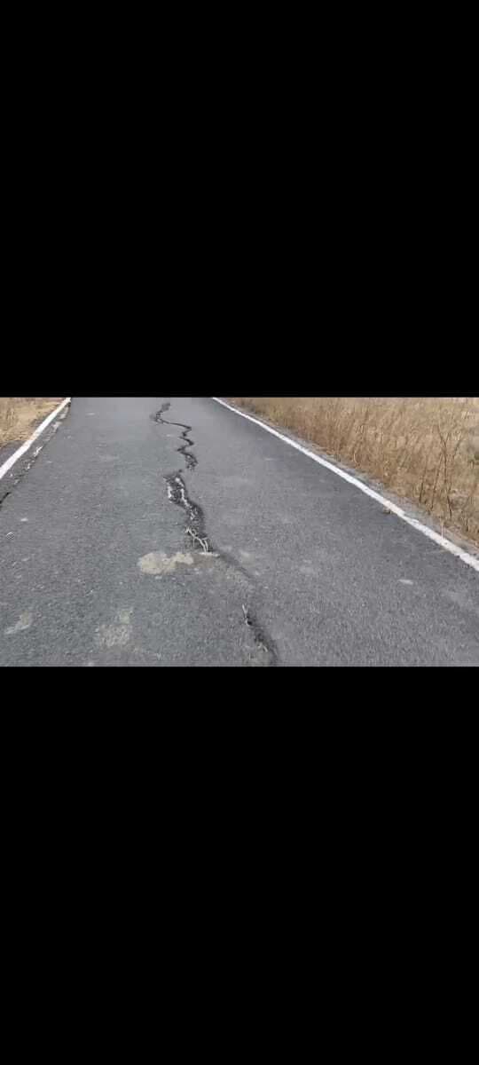 बनने के कुछ ही दिन बाद टूटने लगी सड़क, उभर आये गड्ढे
