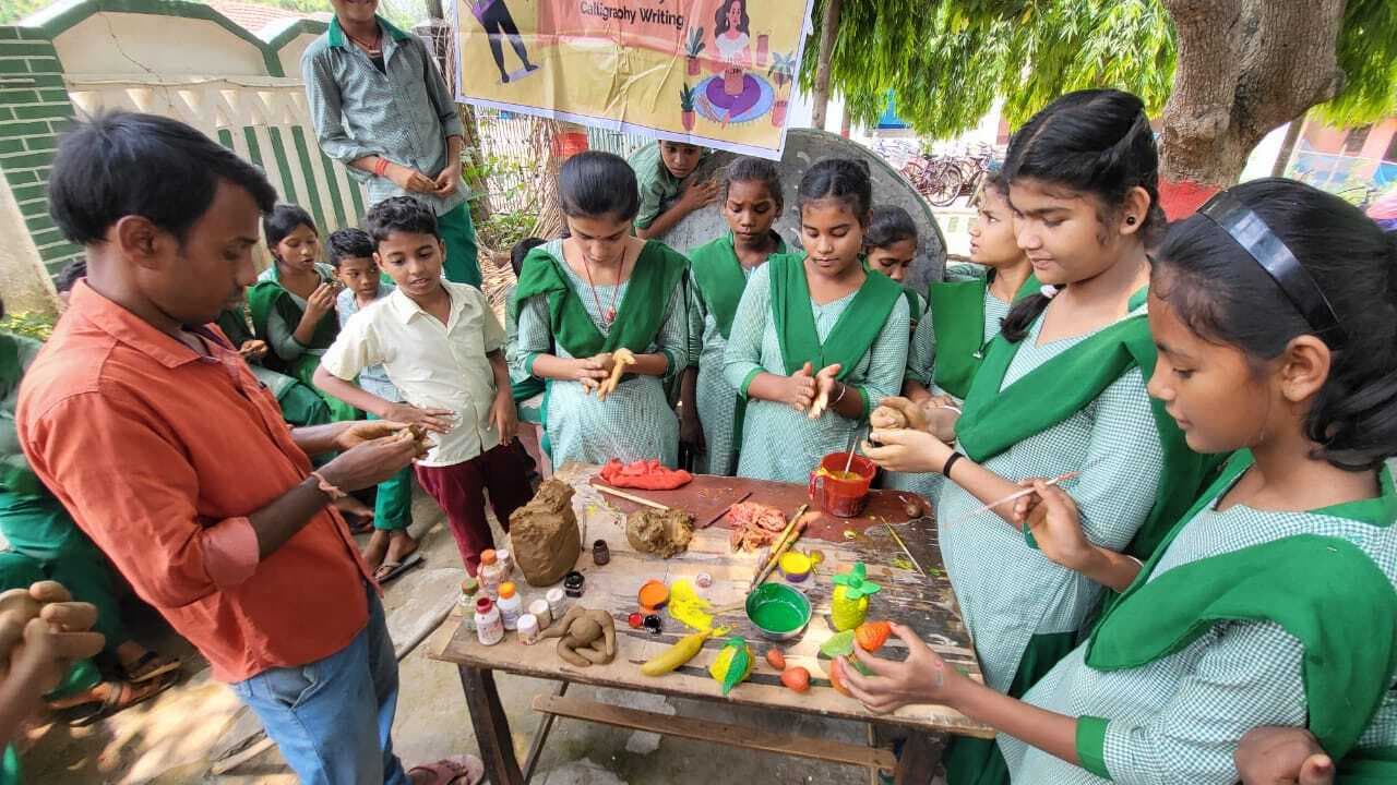 स्किल फेस्ट के दौरान बच्चों ने सीखा मूर्तिकला कौशल