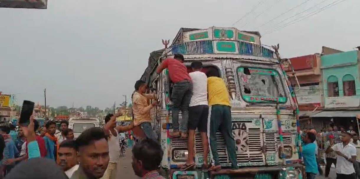 ट्रक की चपेट में आने से महिला की मौत, दो लोग घायल, लोगों ने ट्रक में की तोडफोड़