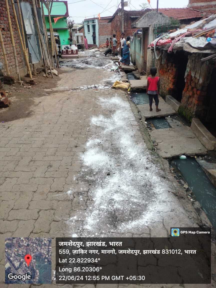 मानगो दाईगुट्टू के मुखी समाज बस्ती में नाला जाम होने पर भड़के लोग, निगम ने करायी सफाई