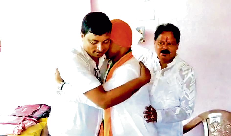 बागदा में गले लगाते ही पिघला भाजपा नेता का गुस्सा, पार्टी व पद पर वापस लौटे