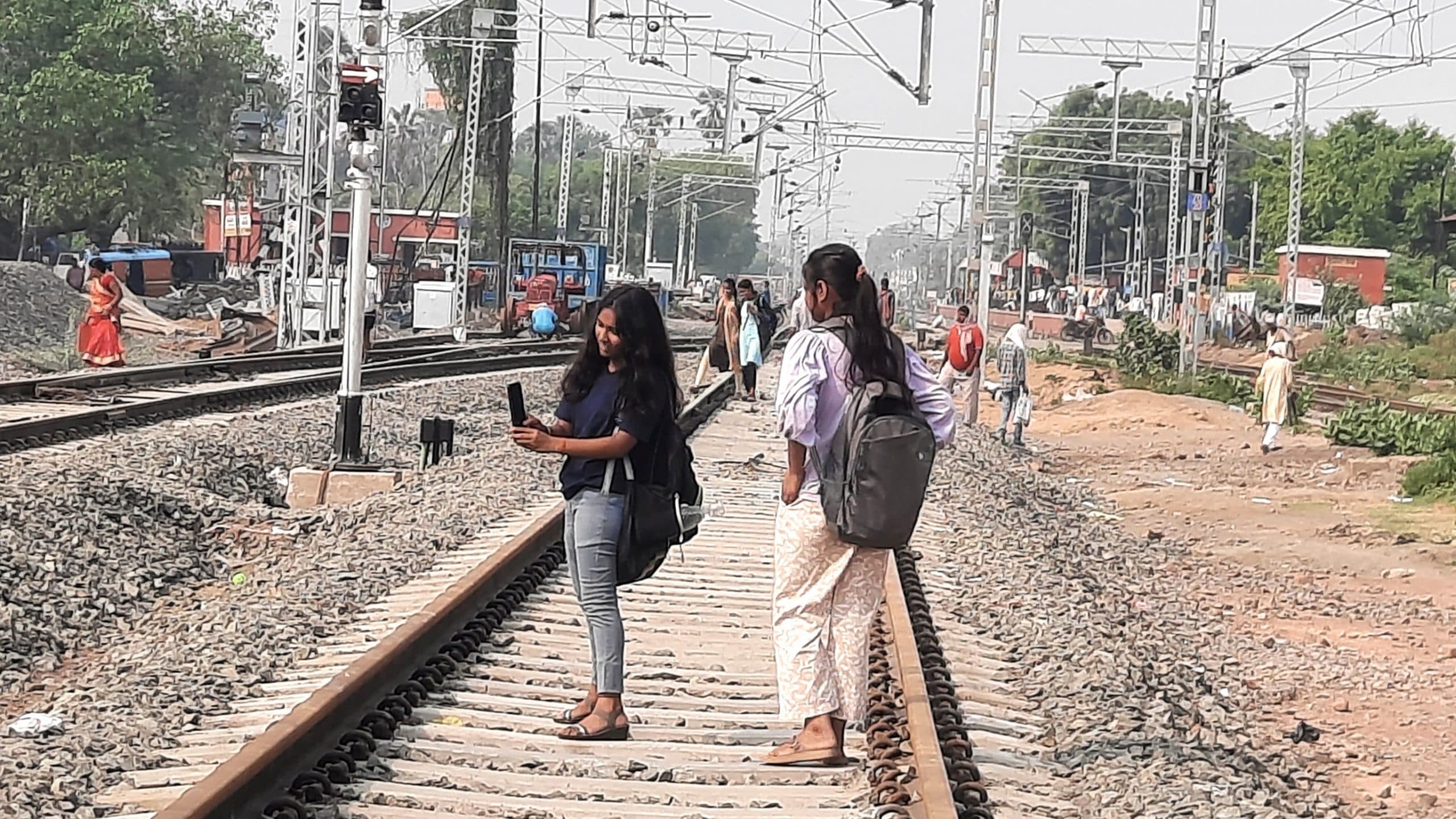 जान जोखिम में डाल रेलवे ट्रैक व प्लेटफाॅर्म पर युवक-युवतियां बनाते हैं रील्स