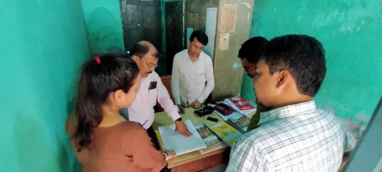 कार्यालय से अनुपस्थित जेइ पर डीएम ने की कार्रवाई
