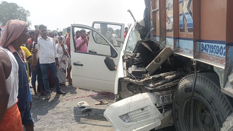खड़े ट्रक में पीछे से घुसी तेज रफ्तार कार, यूपी के दो लोगों की मौत