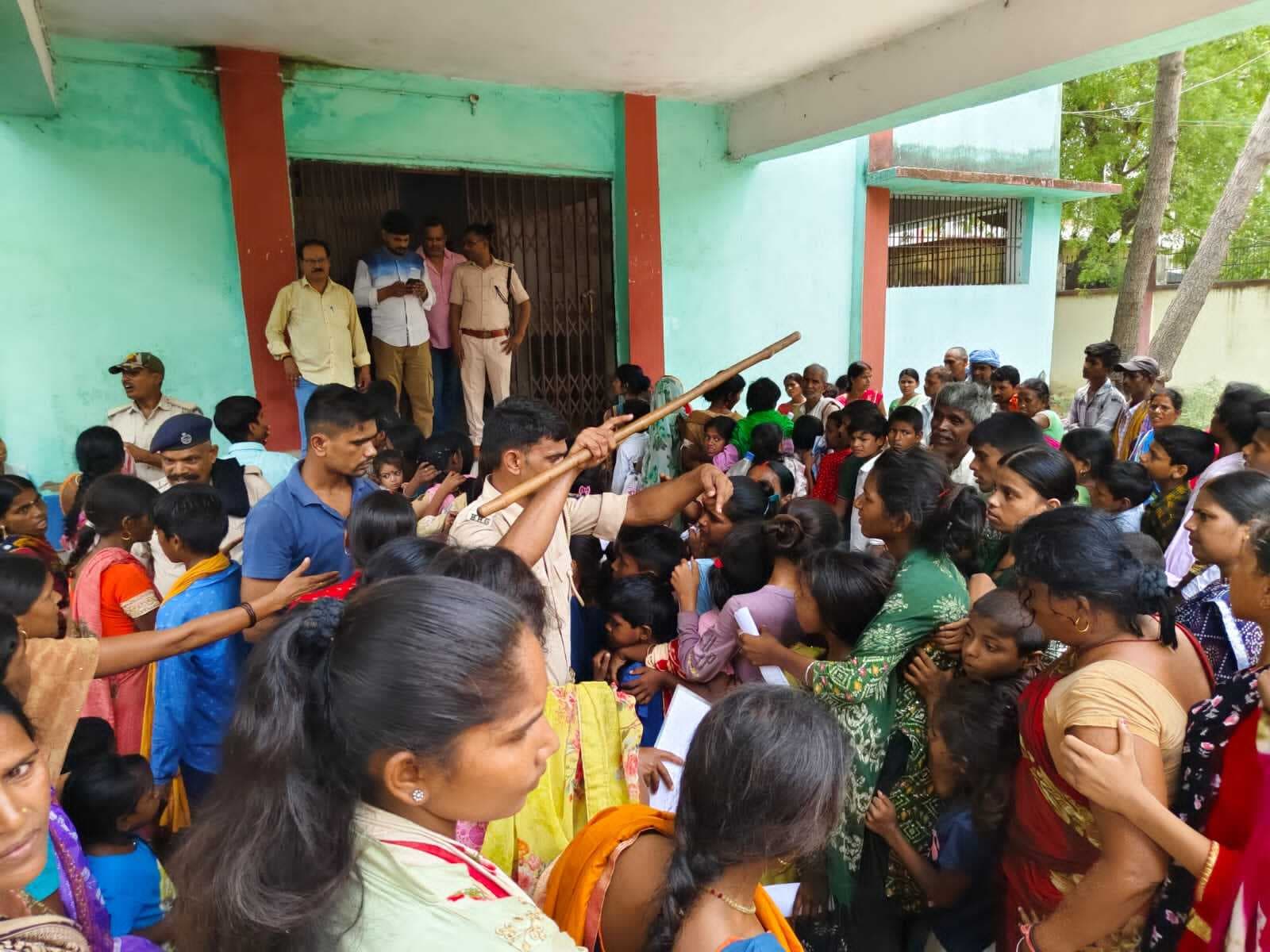 आधार कार्ड बनवाने आये लोगों का हंगामा, पुलिस ने चटकायी लाठियां