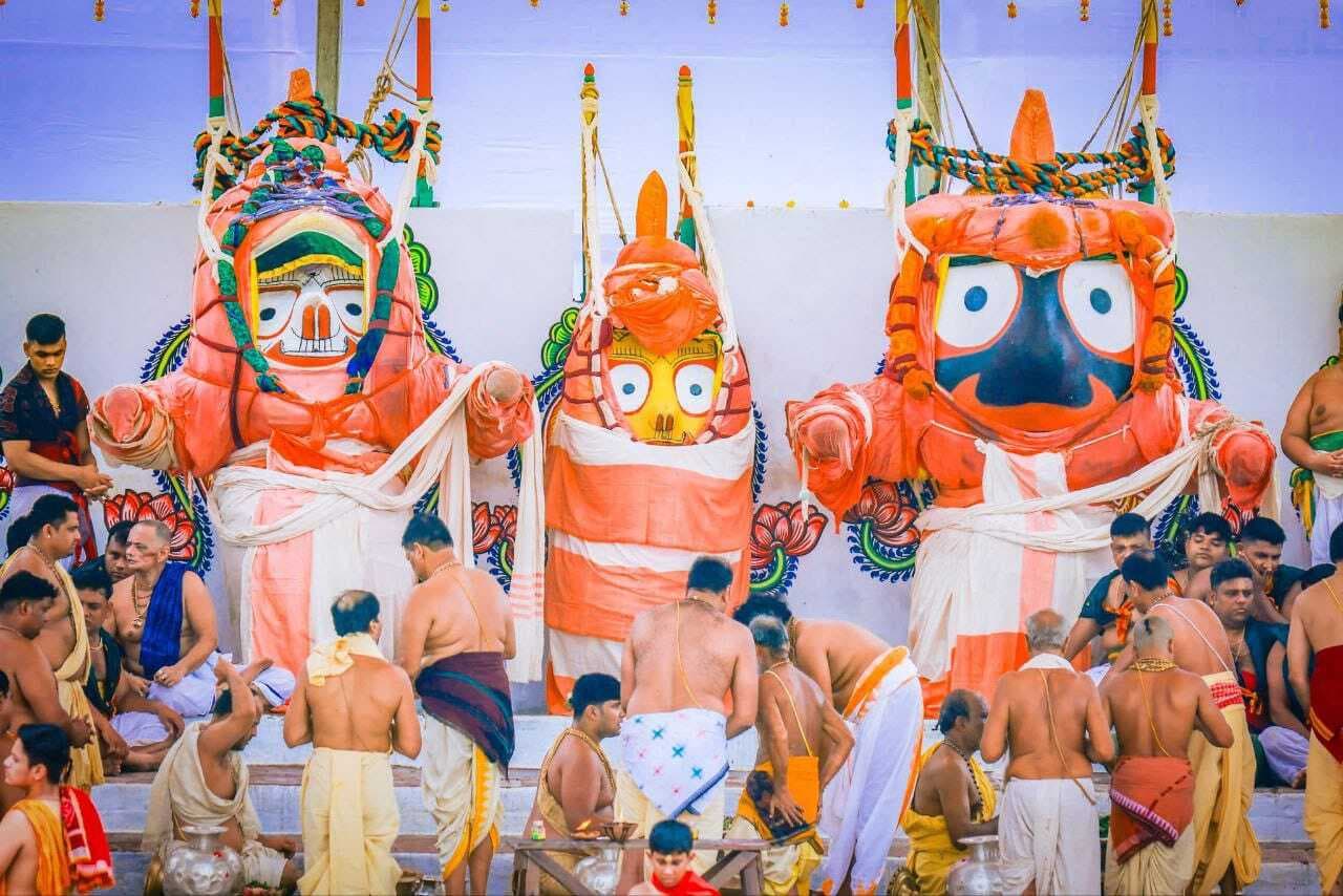 पुरी : महाप्रभु ने भाई-बहन के साथ 108 घड़ा पवित्र जल से किया महास्नान, गज वेश में दिया दर्शन