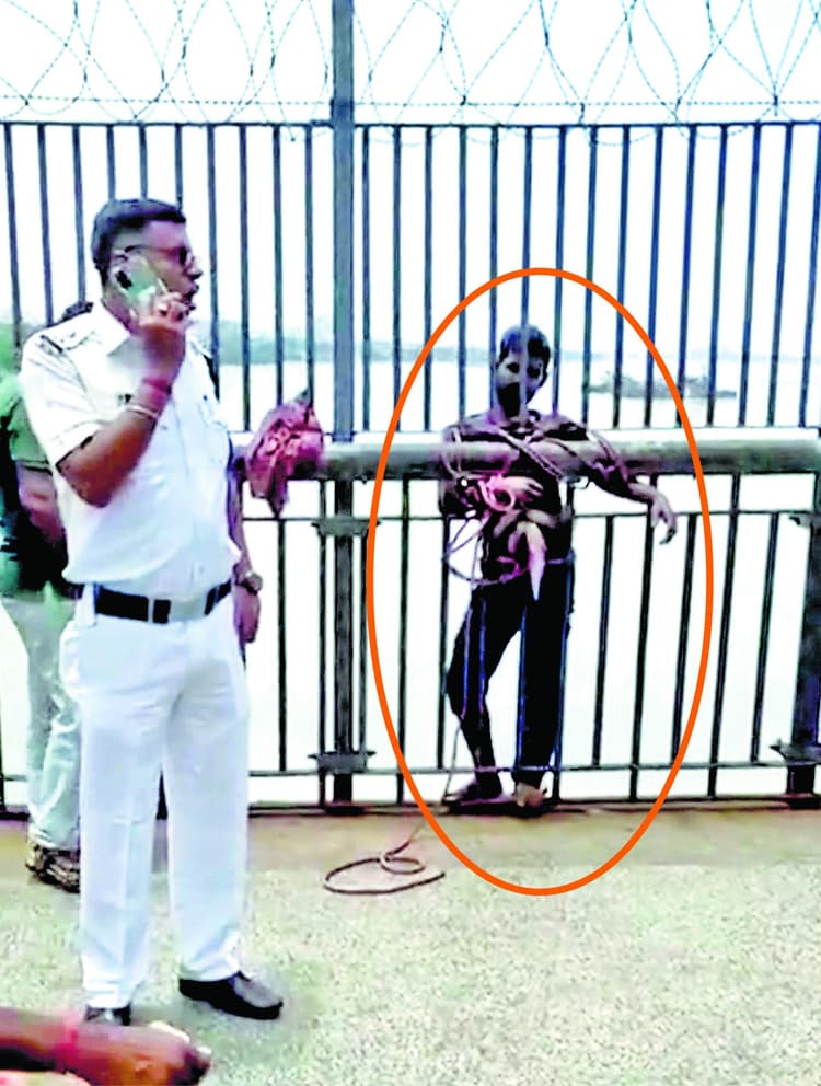 हावड़ा ब्रिज के पिलर पर चढ़ा युवक, मचा हड़कंप