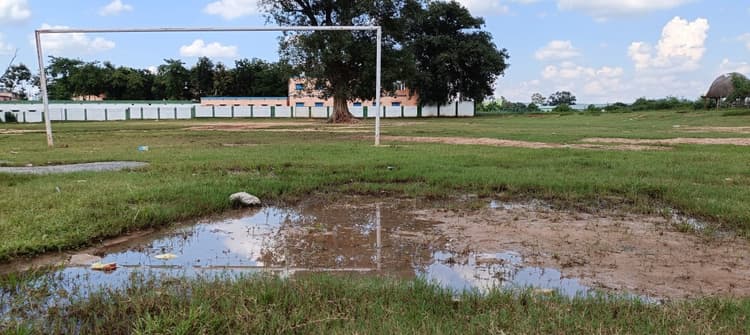 बड़कागांव के खेल मैदान में गड्ढे ही गड्ढे