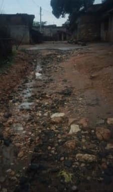 मडमो पंचायत की सड़क खराब, आने-जाने में होती है परेशानी