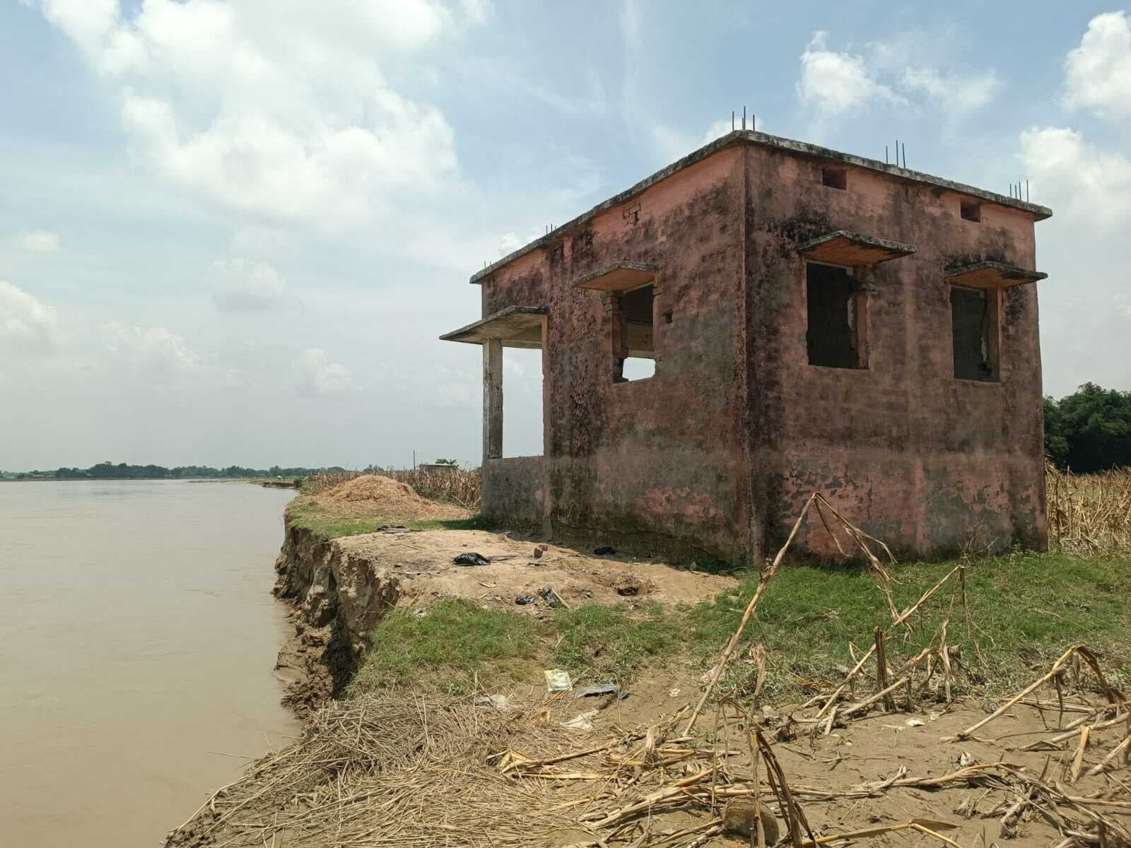 कोचका किशनपुर गांव में भीषण कटाव से 40 परिवार पर छाया संकट