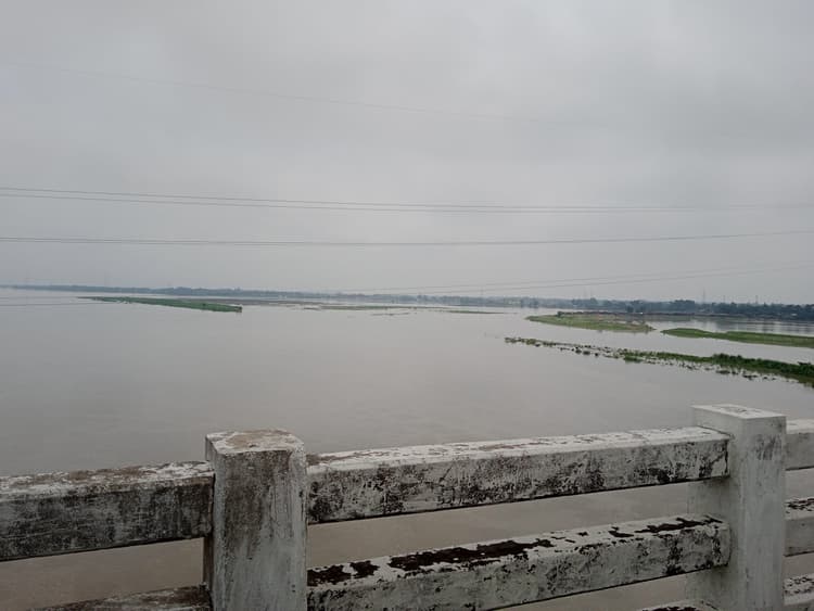 महानंदा नदी के जलस्तर में कमी आने से किसानों को राहत