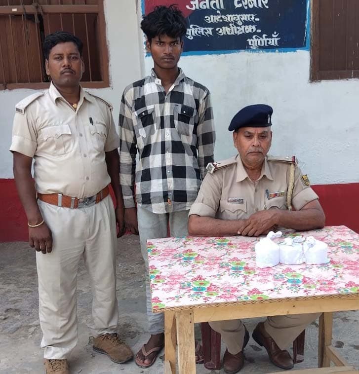 राजघाट वार्ड 10 में चोरी के सामान के साथ धराया