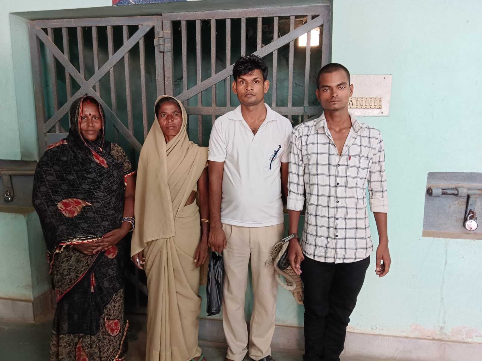 देसी शराब के साथ महिला तस्कर गिरफ्तार