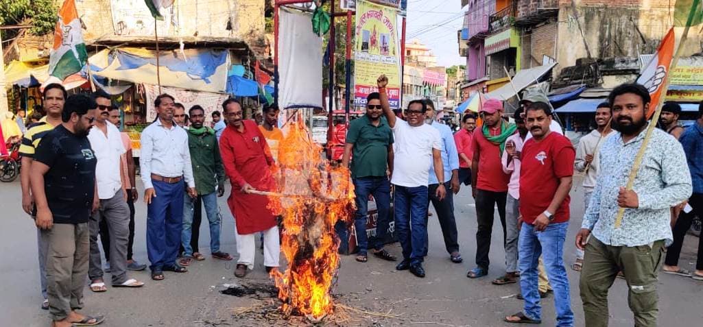 प्रमुख :: कांग्रेसियों ने केंद्रीय शिक्षामंत्री धर्मेंद्र प्रधान का फूंका पुतला