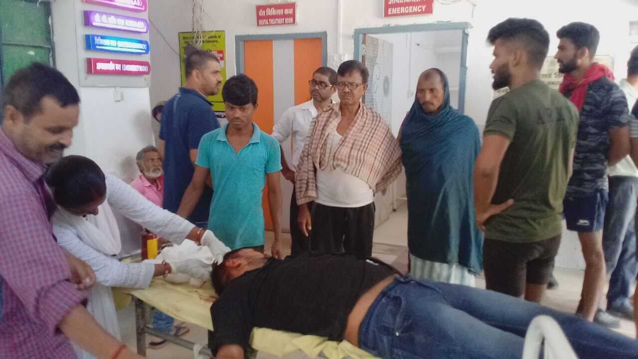 बाइक पर स्टंट करने के दौरान चालक गिरकर जख्मी, रेफर