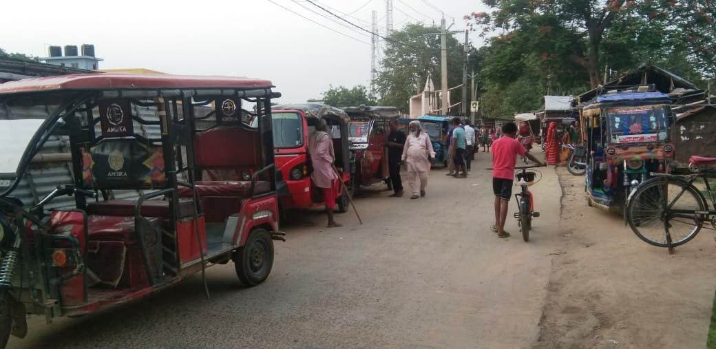 स्टैंड के अभाव में अस्पताल व स्कूल गेट पर लगता है वाहनों का जमावड़ा