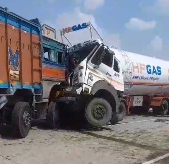 टैंकर और ट्रक में सीधी टक्कर, एक चालक की मौत