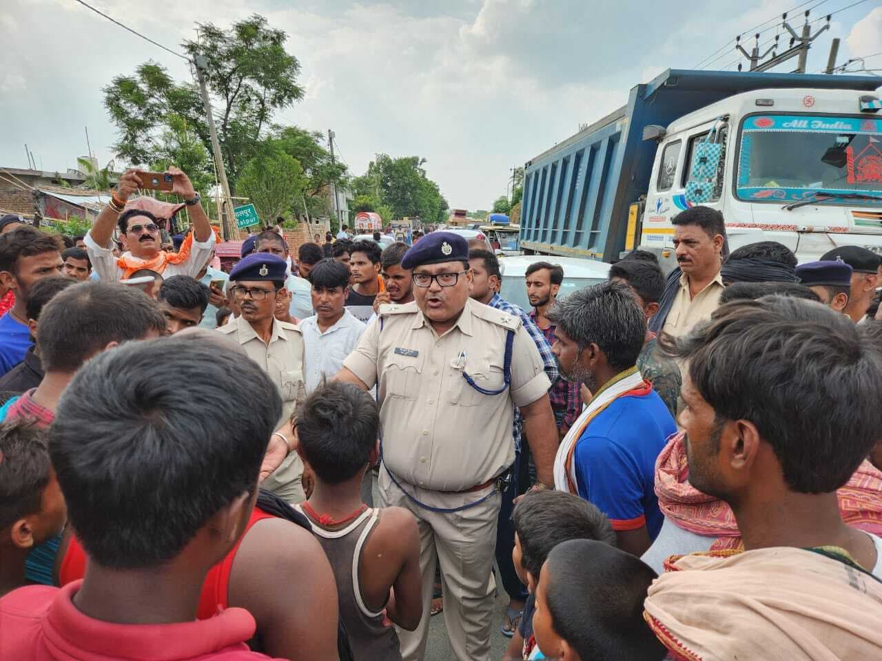 मरांची में मिट्टी की अवैध ढुलाई के विरोध में फायरिंग, एनएच जाम