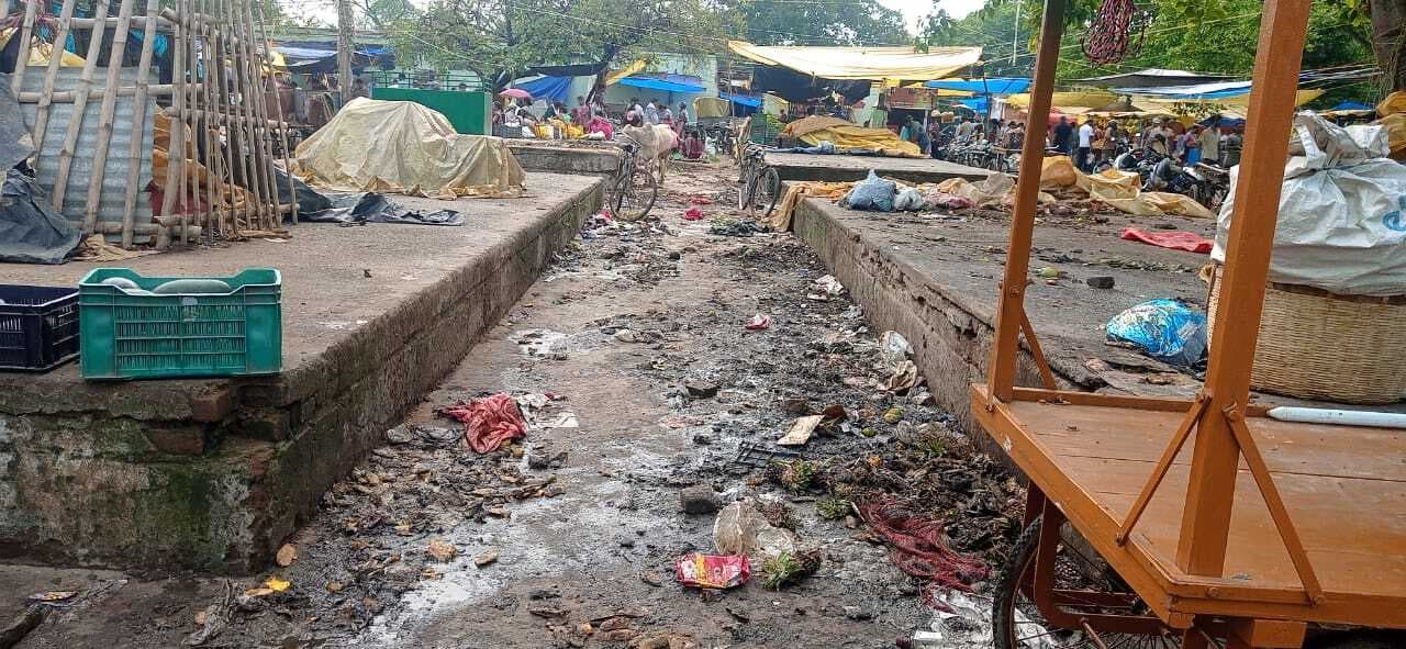 राउरकेला : दो दिन की बारिश में झारखंड मार्केट की सड़कें कीचड़ से सनीं, दुर्गंध से ग्राहक परेशान