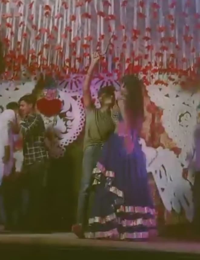 डांसर के साथ झूमते व हथियार लहराते युवक का वीडियो वायरल