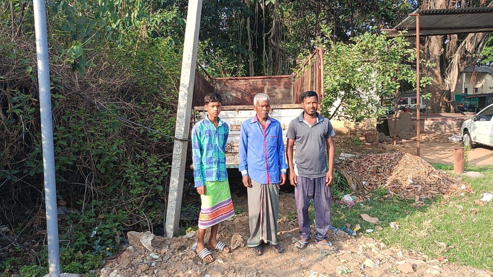 गुमला : सहायक शिक्षक ने ग्रामीणों के साथ मिल कर मायके में रह रही पत्नी को टांगी से काट डाला