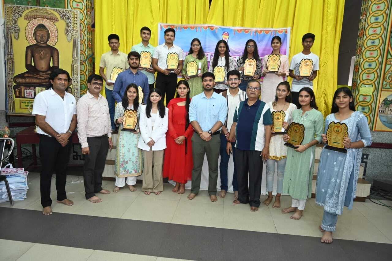 मेधावी बच्चों को किया गया सम्मानित