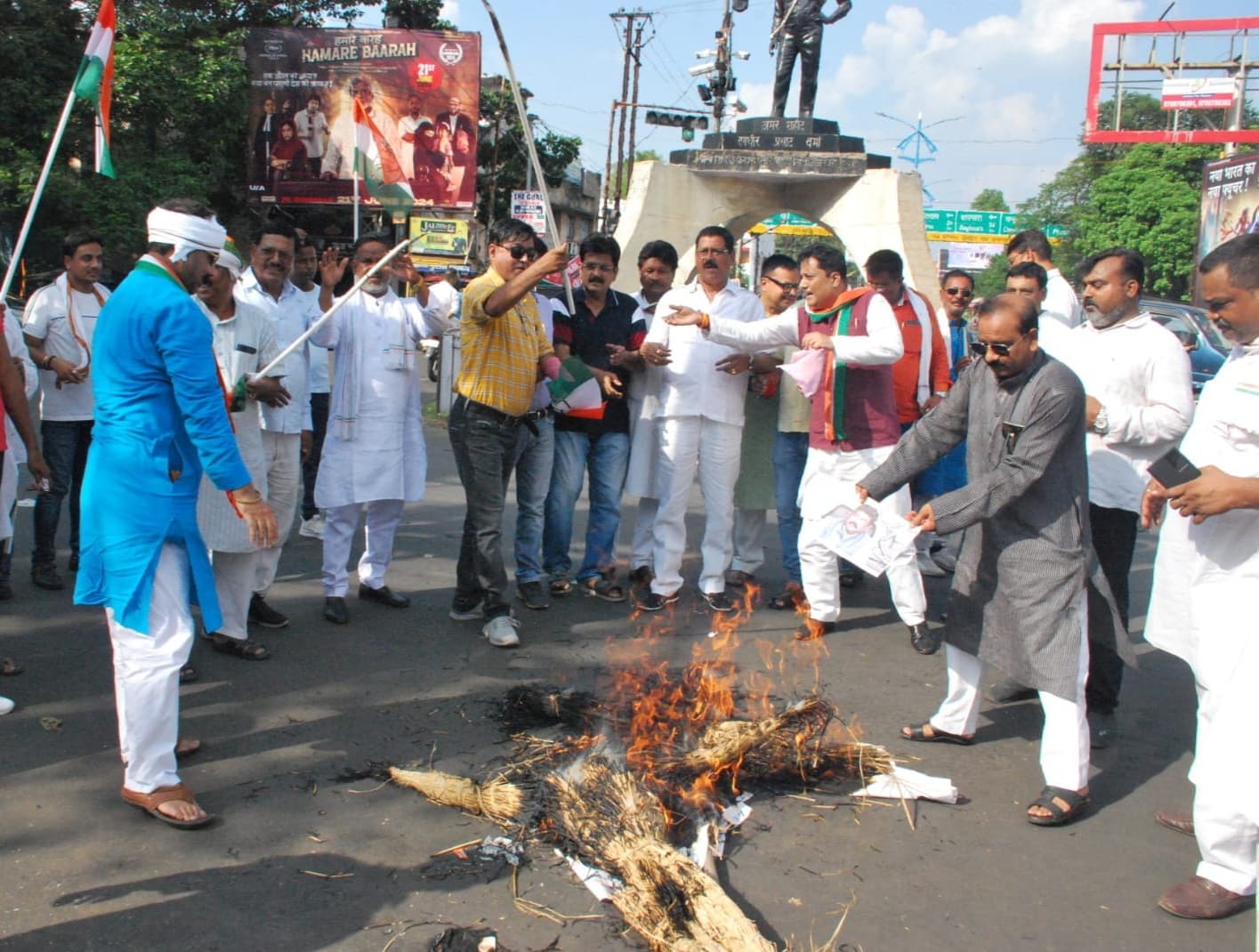 कांग्रेसियों ने शिक्षा मंत्री धर्मेंद्र प्रधान का पुतला फूंका