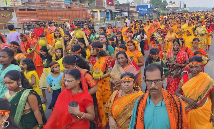 टांड़बालीडीह से निकली कलश शोभायात्रा