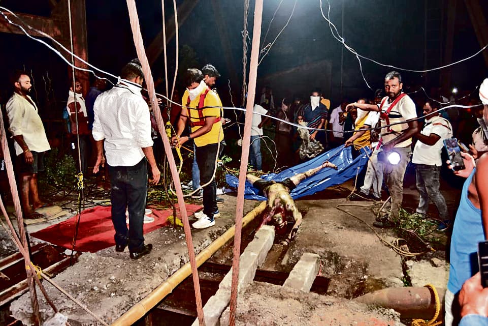 एनडीआरएफ ने खड़े किये हाथ, माइंस रेस्क्यू ने देसी जुगाड़ से 143 मीटर गहरे चानक से निकाला शव