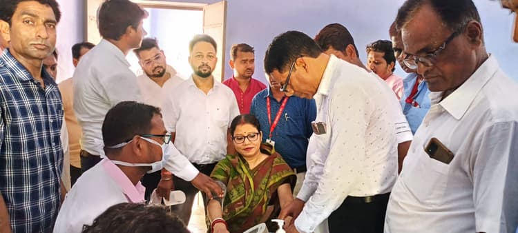 कुसमाटांड़ में नि:शुल्क चिकित्सा शिविर में दर्जनों की जांच