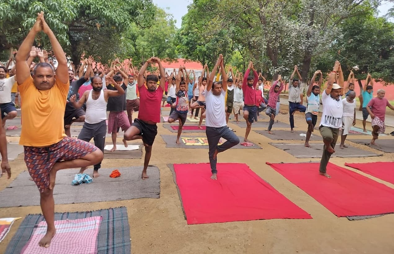 चास व तेनुघाट मंडल कारा में बंदियों को कराया योगा का अभ्यास