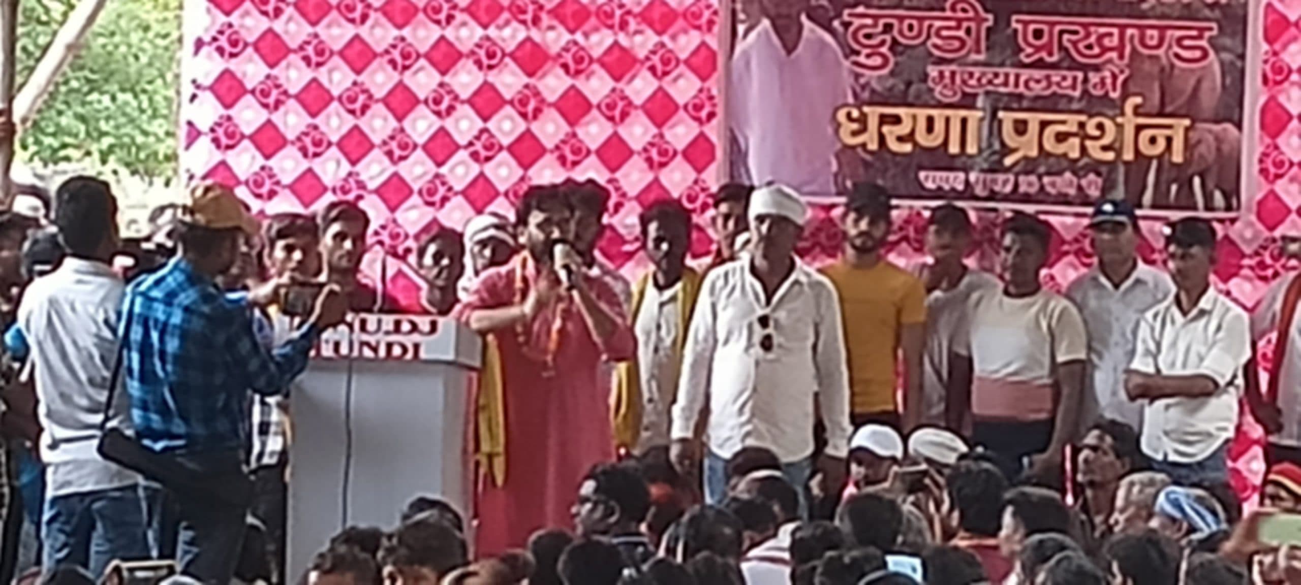 विदेश दां के नेतृत्व में टुंडी मुख्यालय पर धरना, शामिल हुए कई जेबीकेएसएस नेता