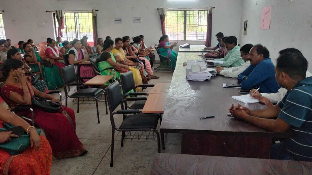 चुनाव कर्मियों के साथ अंचलाधिकारी ने की बैठक